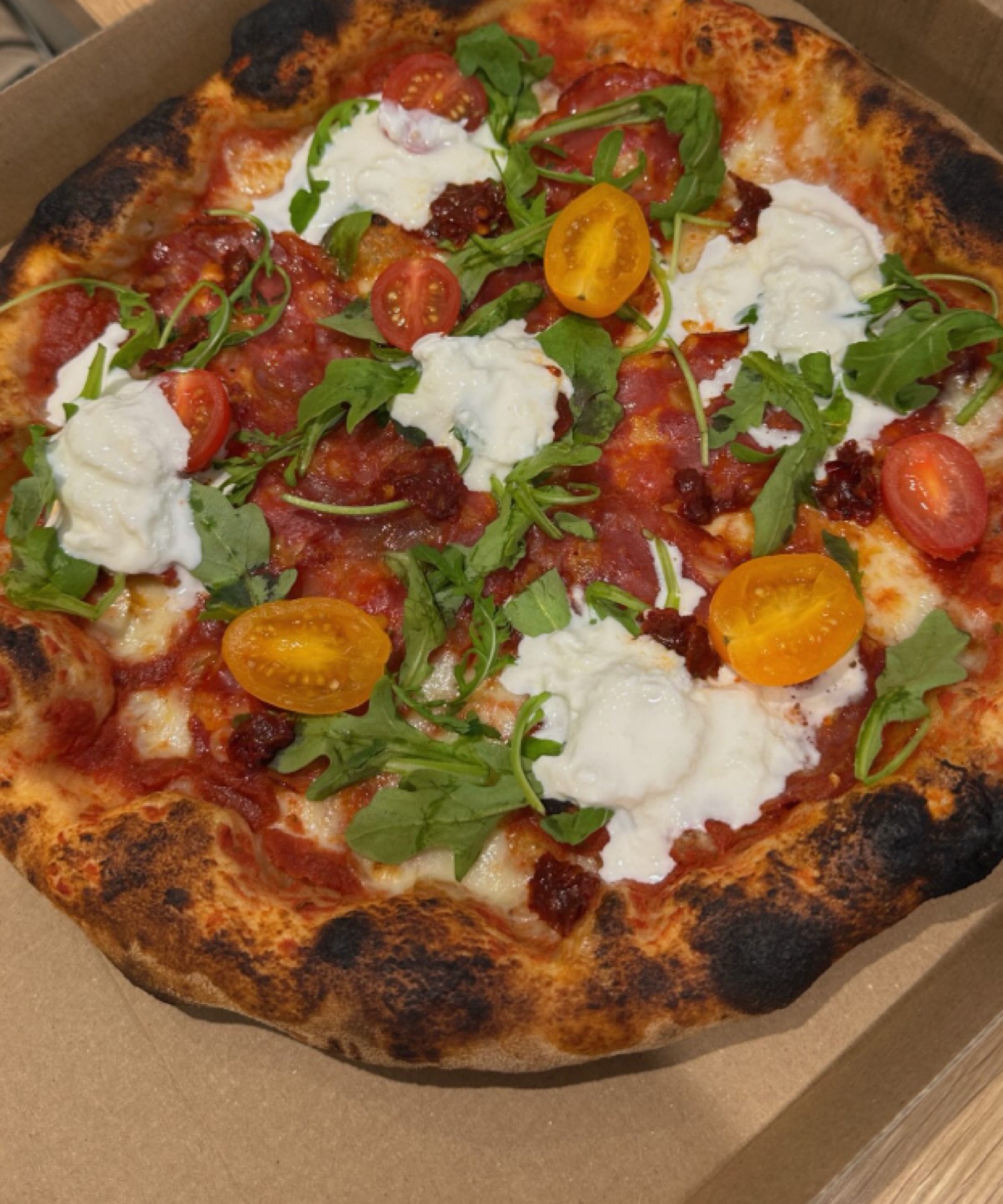 Pizza burrata, tomates cerises et roquette